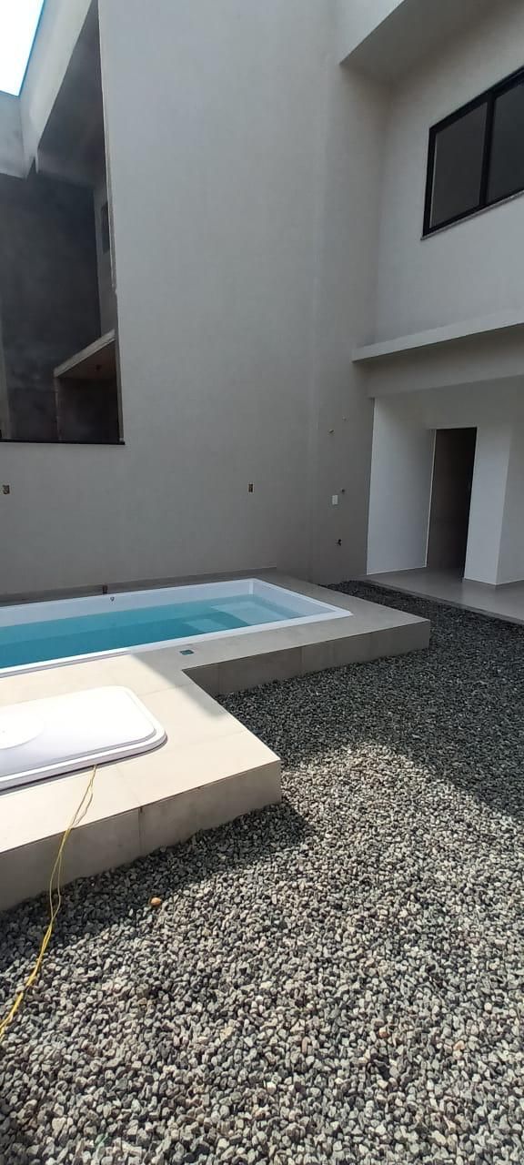 Sobrados Veneza, quintal com piscina